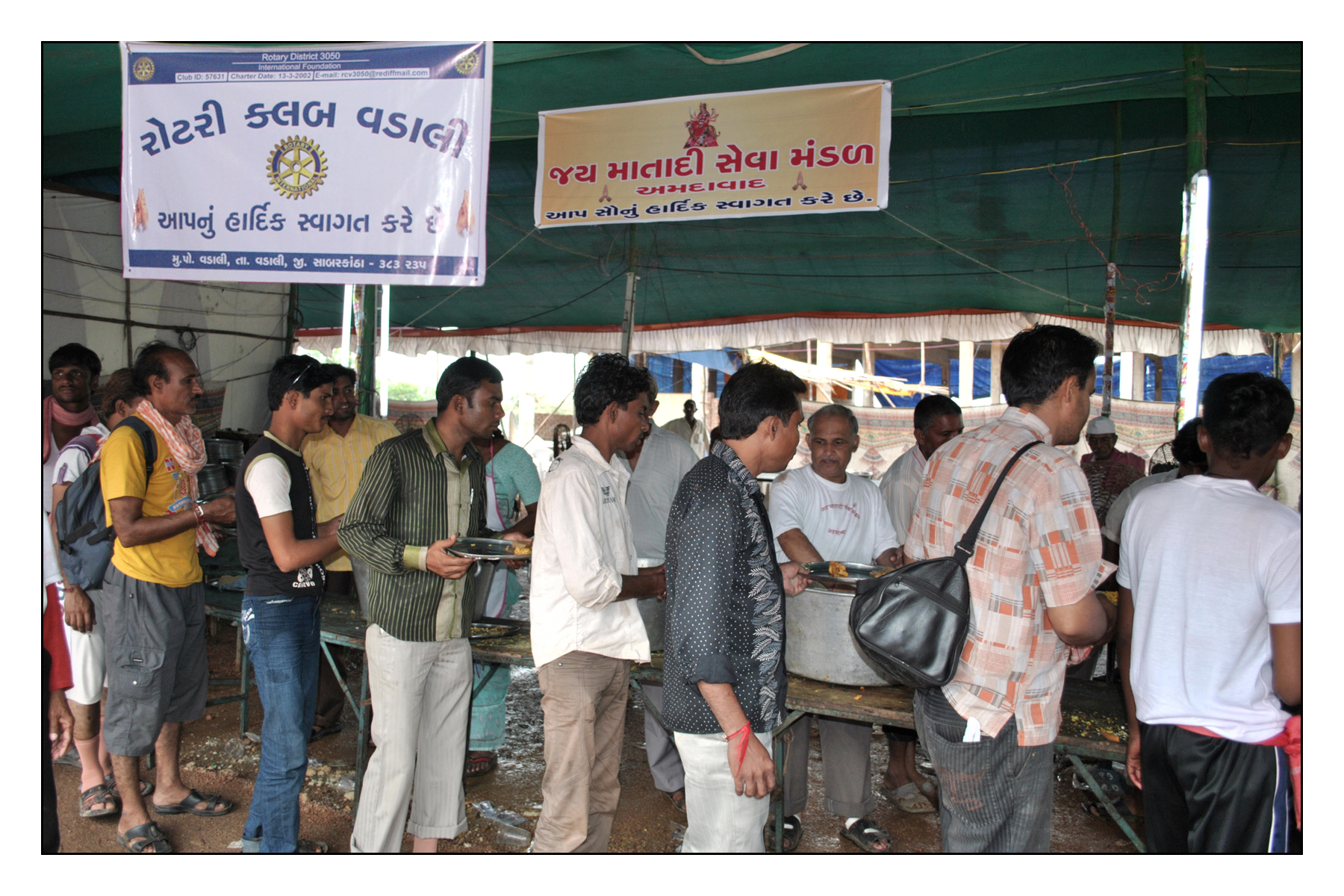 The spouse of the Club President served food to pedestrians walking on Bhadarvi Poonam as part of a service initiative.