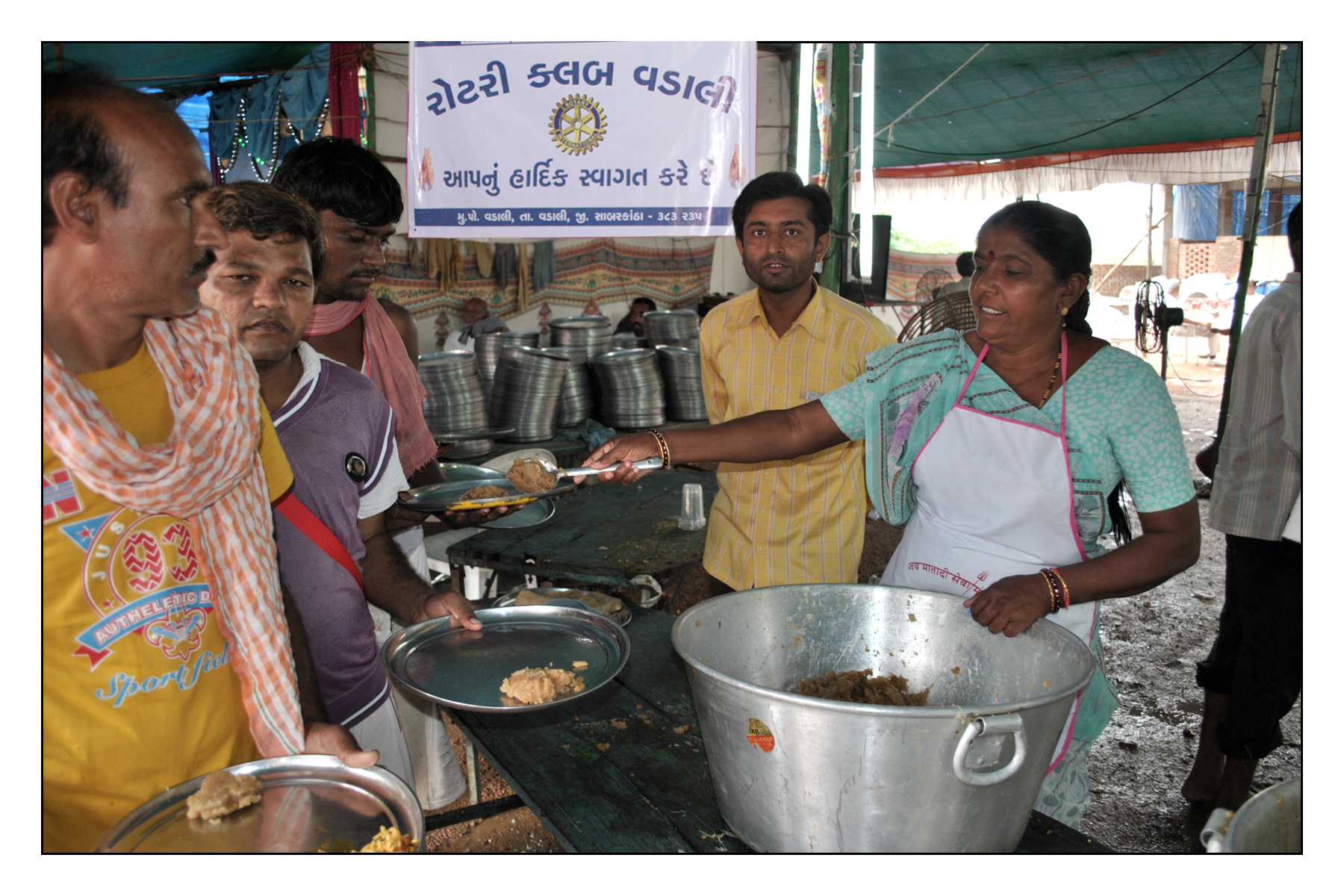 The spouse of the Club President served food to pedestrians walking on Bhadarvi Poonam as part of a service initiative.