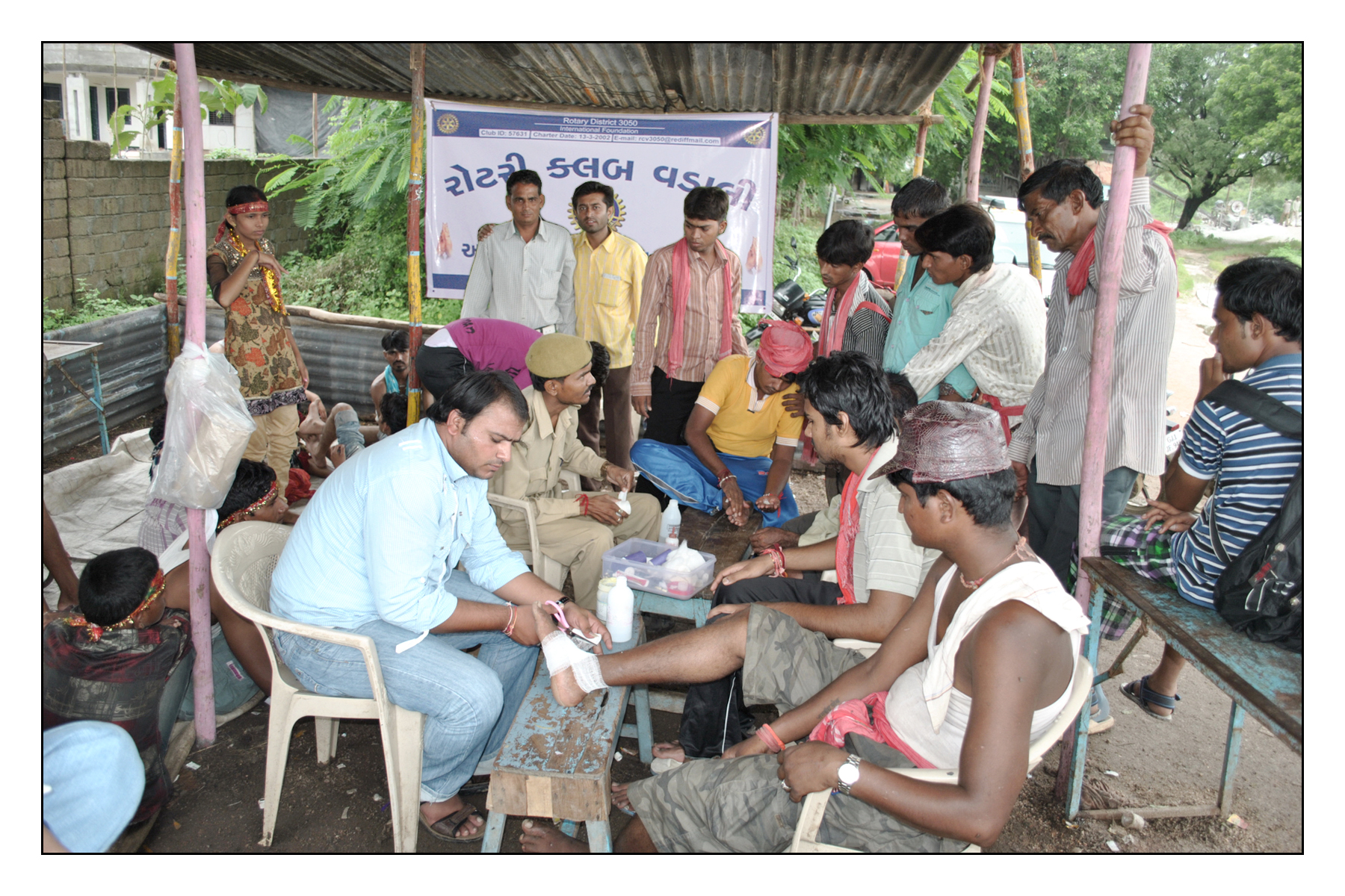 The spouse of the Club President served food to pedestrians walking on Bhadarvi Poonam as part of a service initiative.