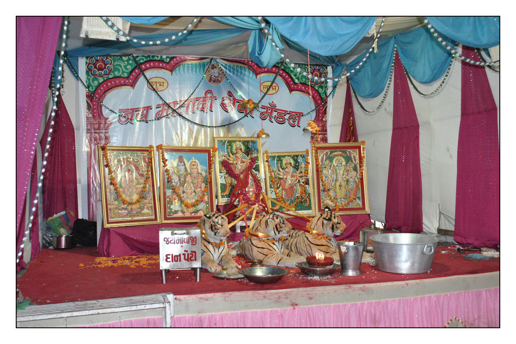 The spouse of the Club President served food to pedestrians walking on Bhadarvi Poonam as part of a service initiative.