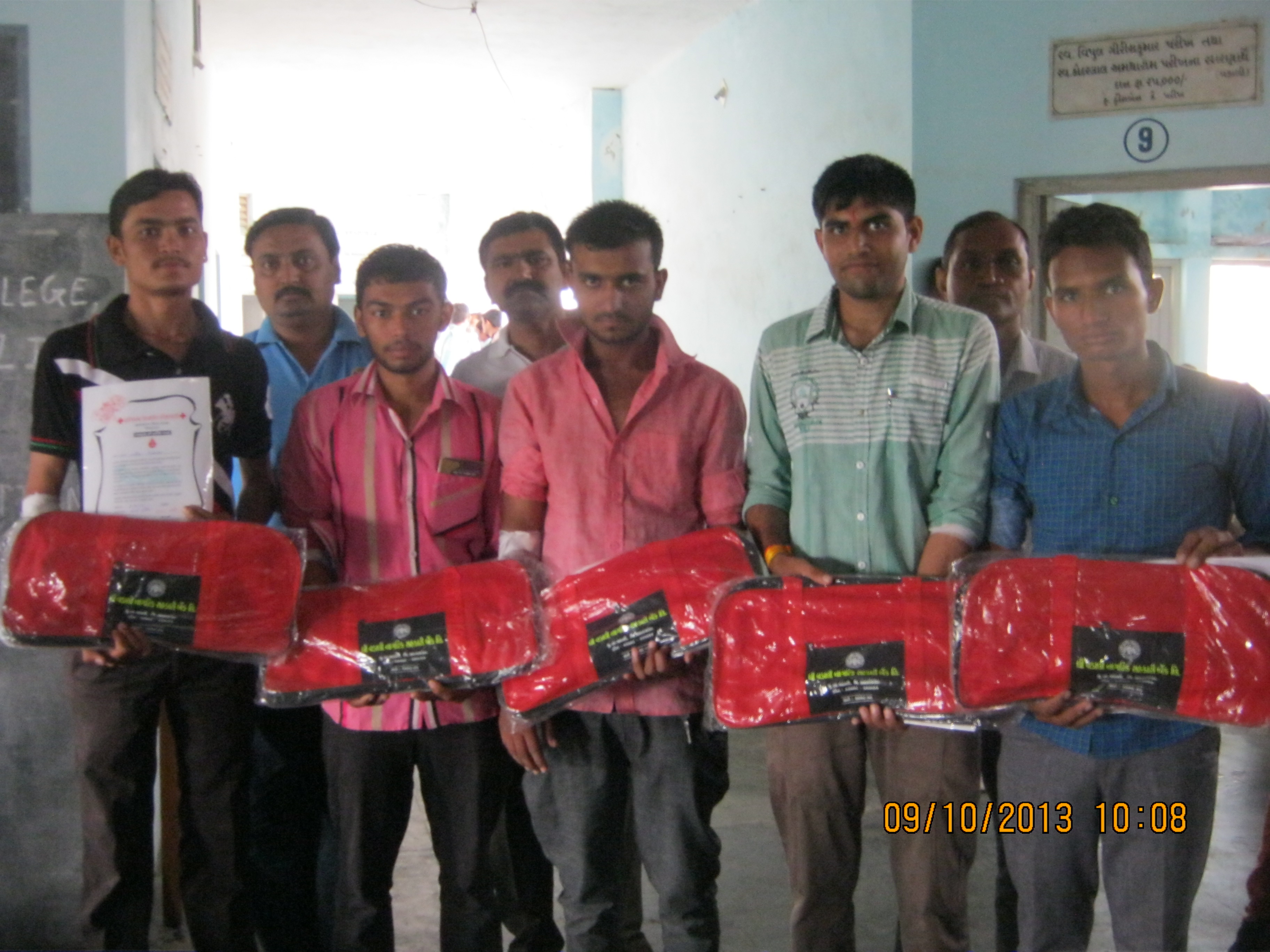The gifts for the Blood Donation Camp were sponsored by The Vadali Nagrik Sahakari Bank Ltd.