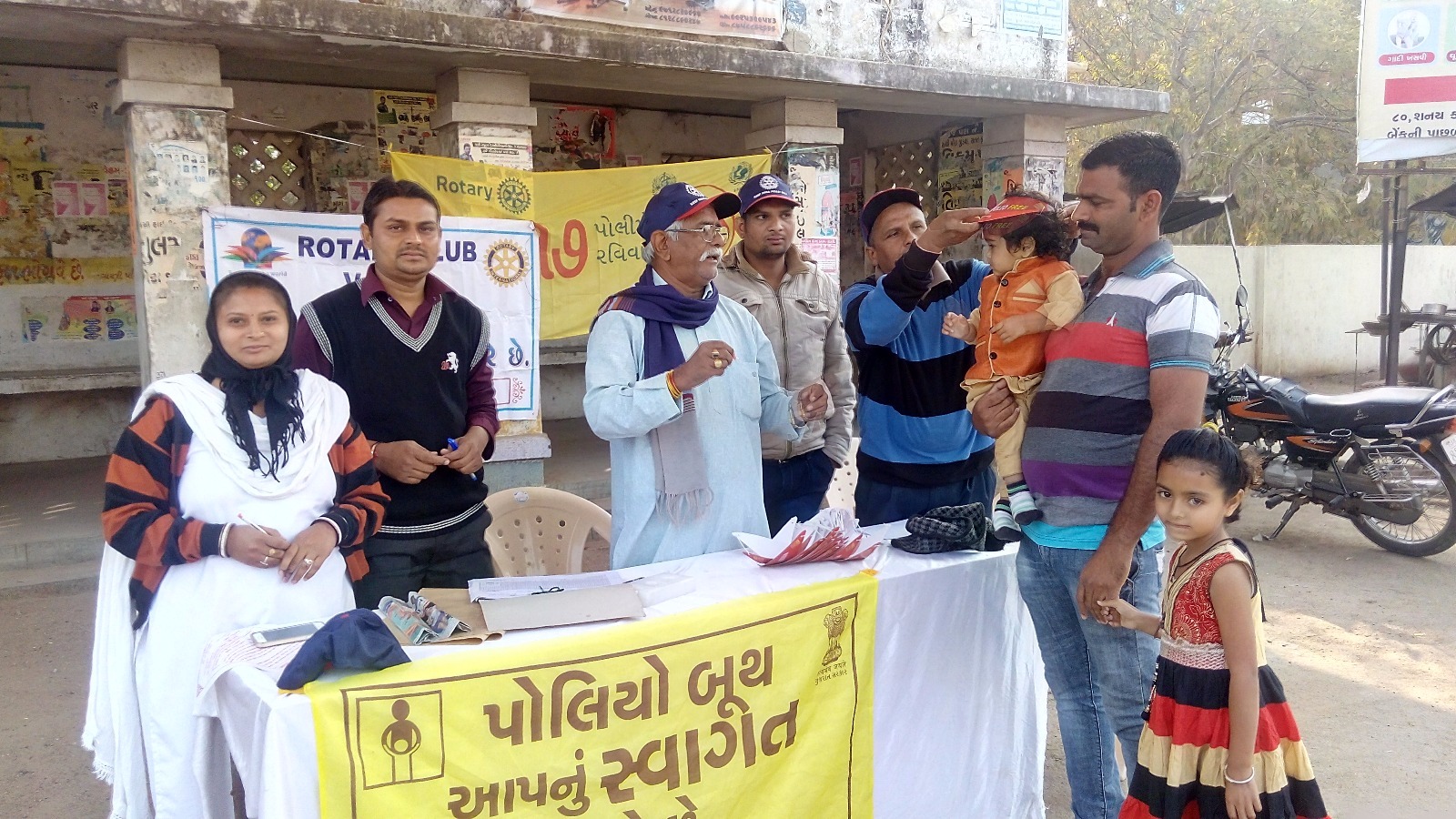 On the occasion of National Immunization Day, polio drops were administered at the Rotary Pickup Stand, Vadali.