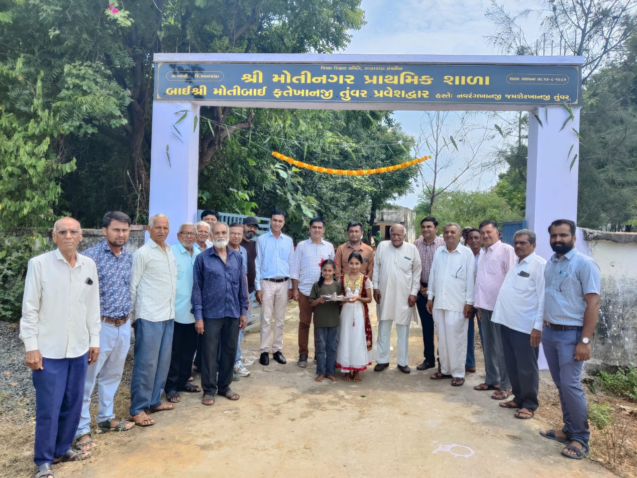 The Tunvar family generously constructed and donated a new gate to the Motinagar Primary School.